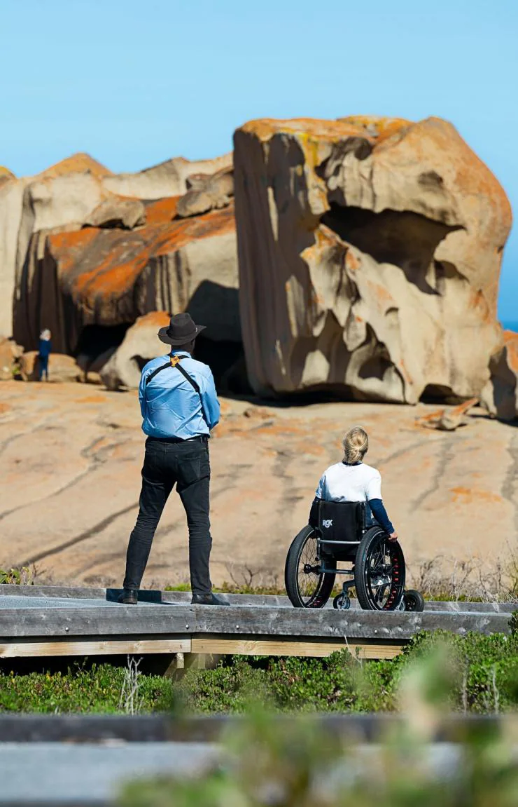 Two people gaze at the Remarkable Rocks, Kangaroo Island, South Australia 澳洲168幸运5官方开奖结果 官方澳洲幸运5 © Tourism Australia 澳洲168幸运5官方开奖结果 官方澳洲幸运5